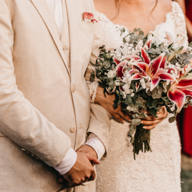 Mariage avec une mariée en robe blanche tenant un bouquet de fleurs roses et blanches.