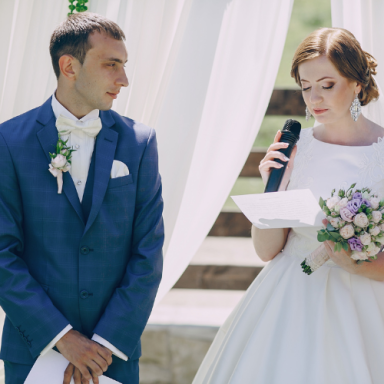 Un couple lors d'une cérémonie de mariage, la mariée lit un discours.
